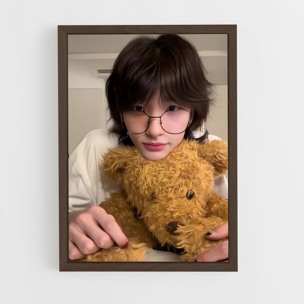 ap-hyunjin-3 cadre Bois foncé