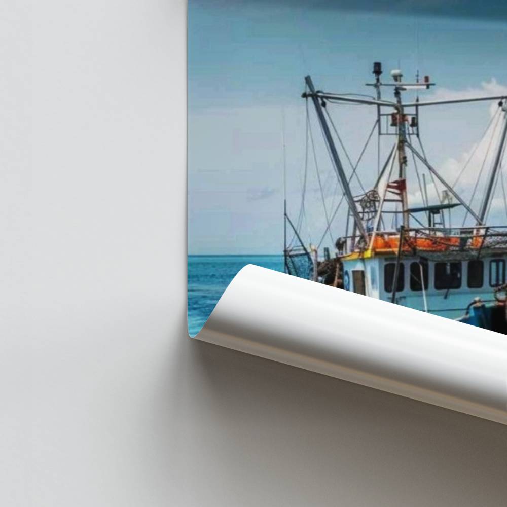 Posterboot voor de kust