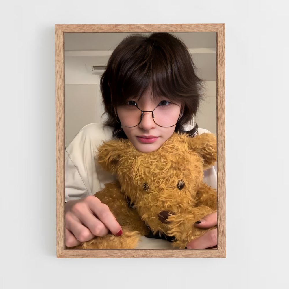ap-hyunjin-3 cadre Bois clair