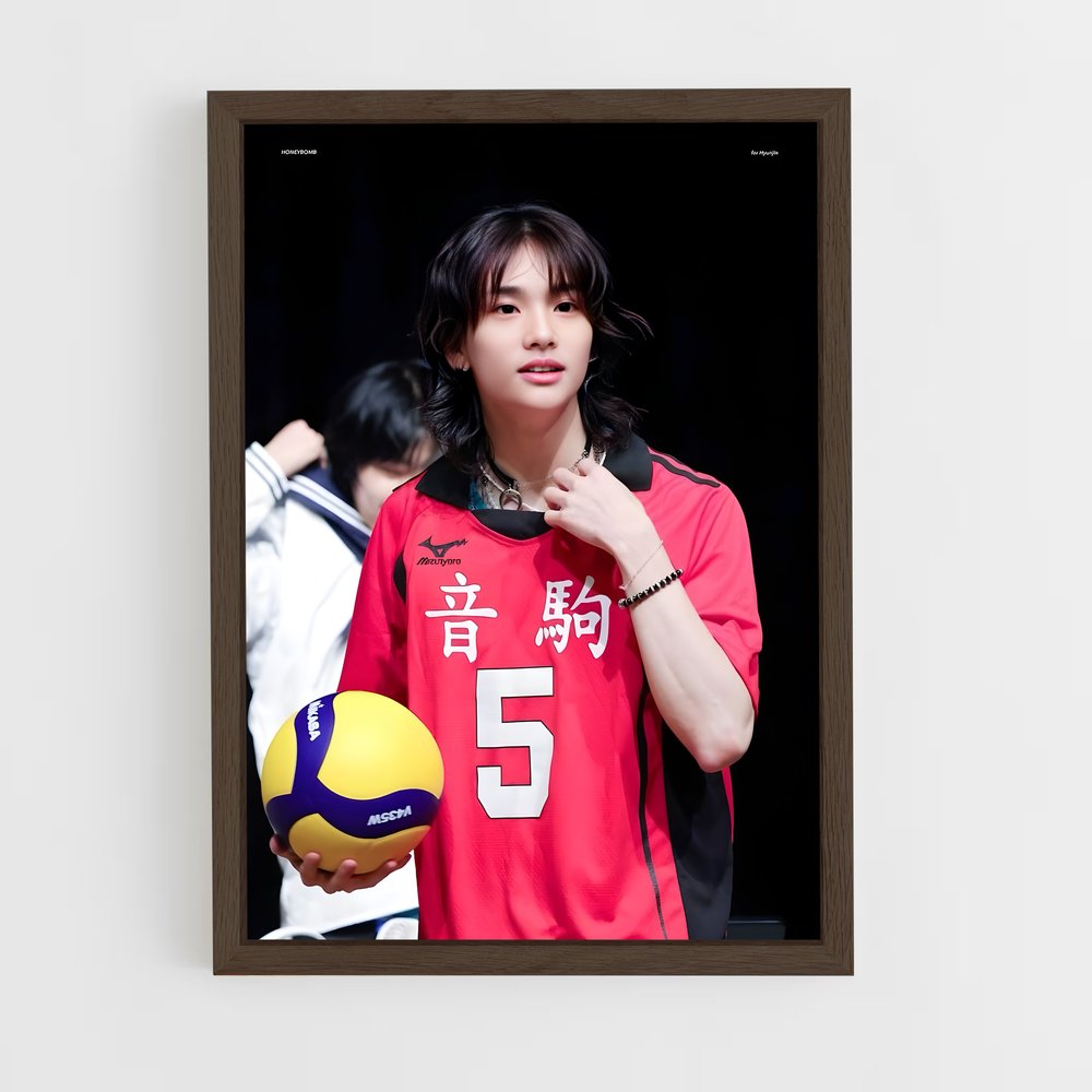 ap-hyunjin-5 cadre Bois foncé