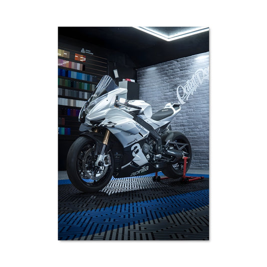 Poster Moto Blanche dans le Garage