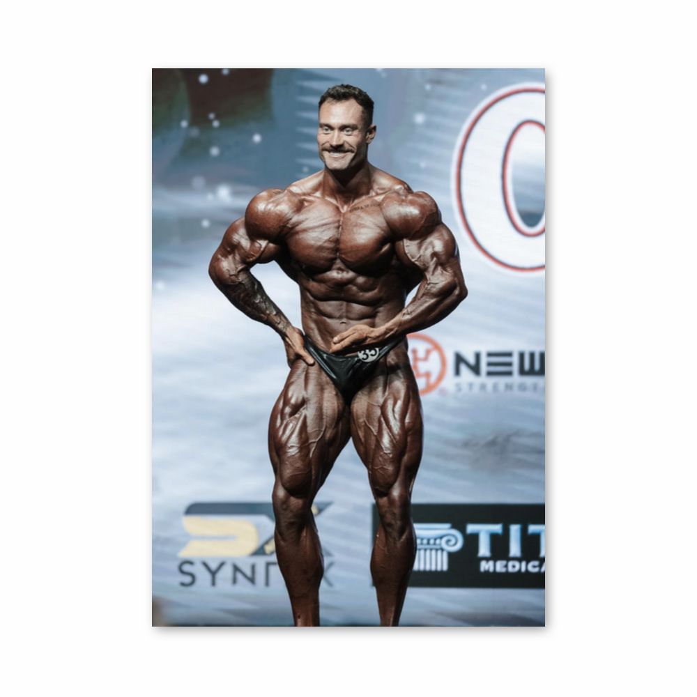 Poster Chris Bumstead poseert